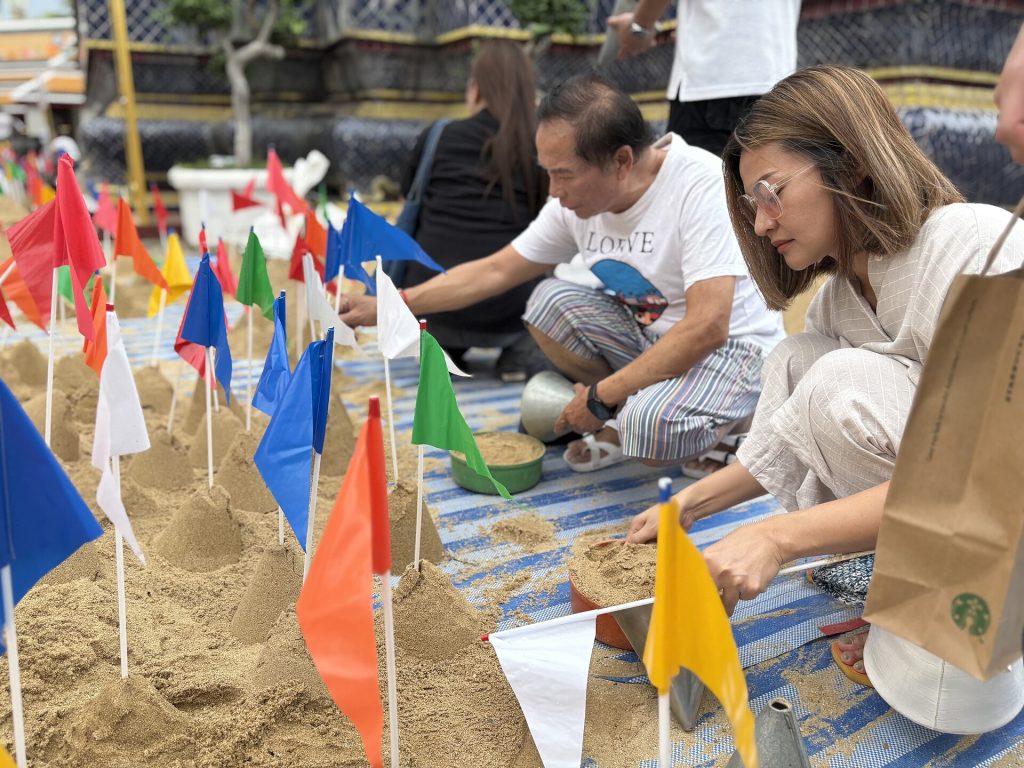 曼谷卧佛寺宋干节沙塔装饰活动