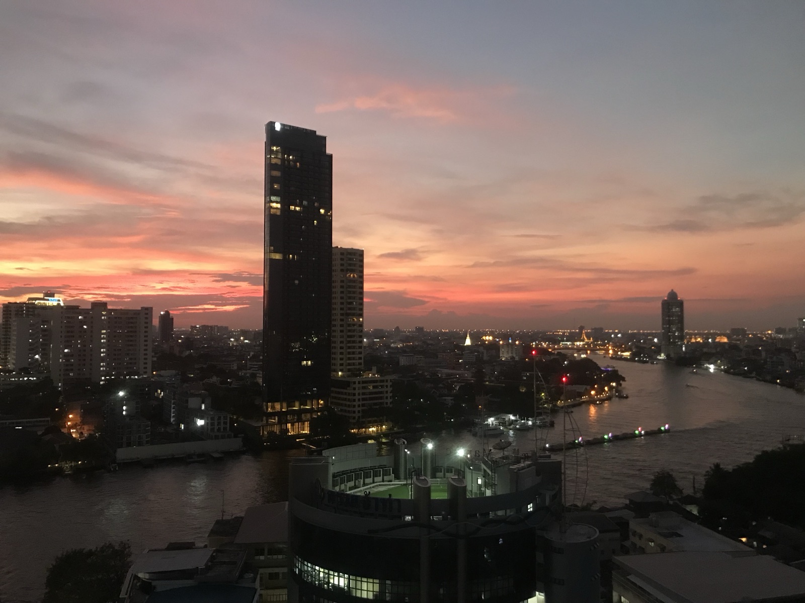 从 Talat Noi 看曼谷湄南河日落和河岸建筑