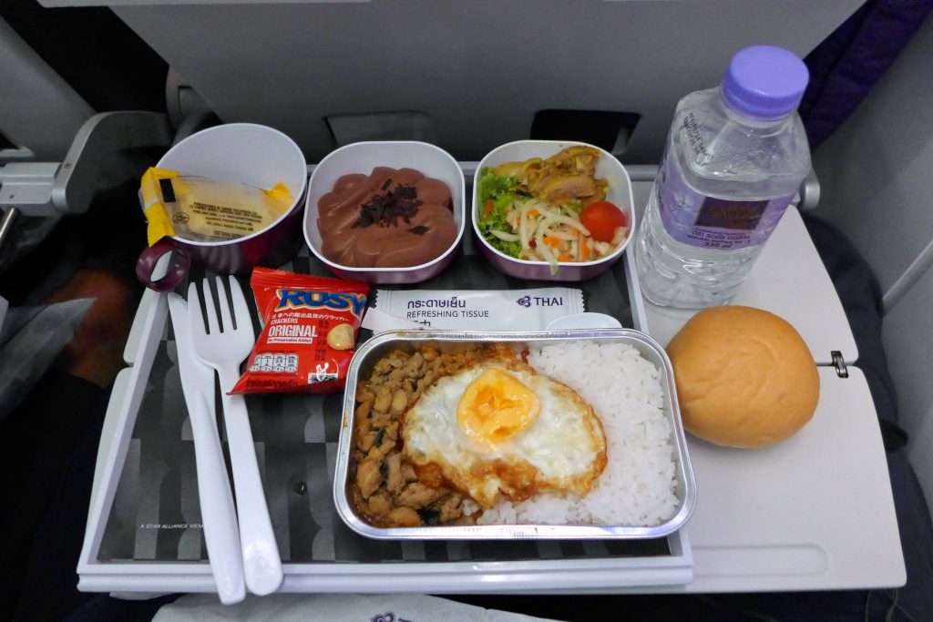 泰国鸡油饭配鸡肉和蘸酱