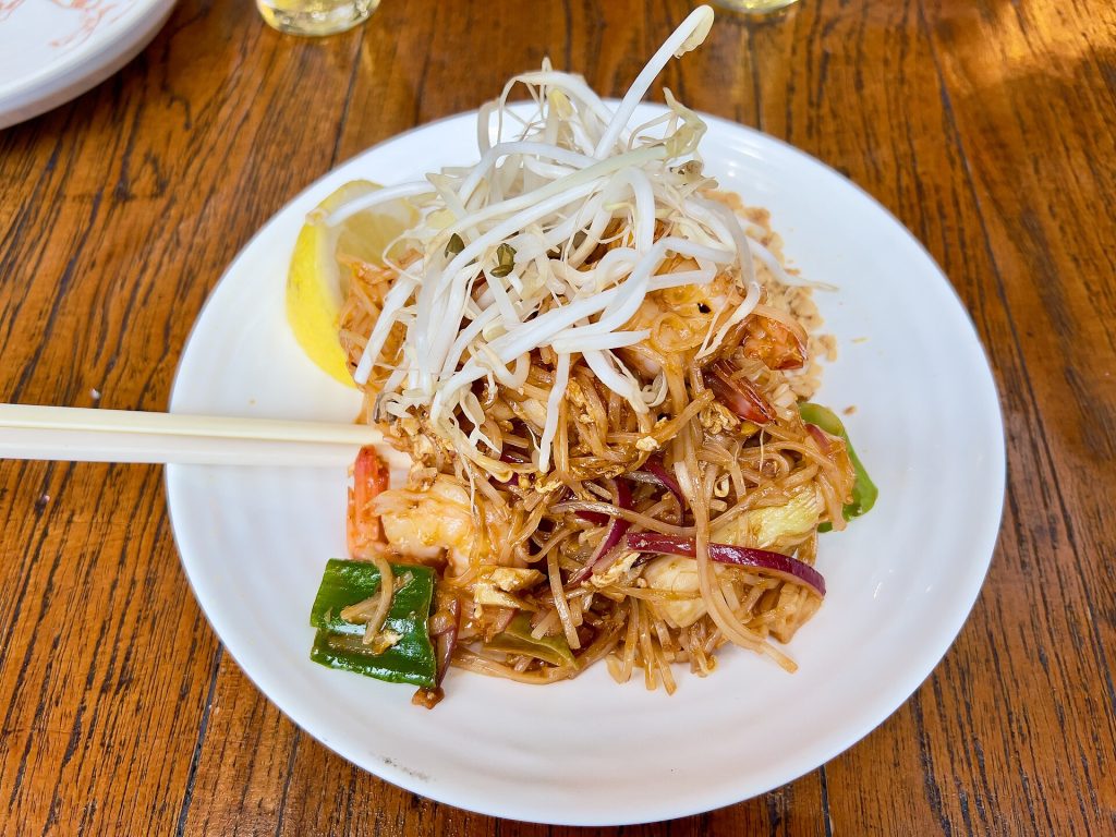 泰式炒粉 Pad Thai 配虾和花生碎