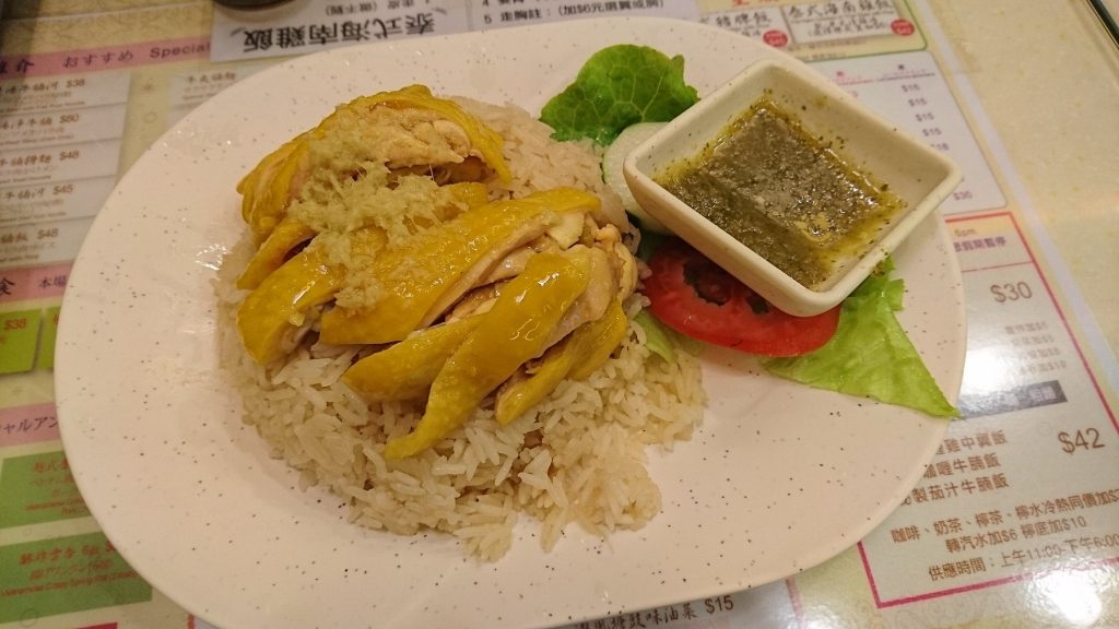泰式海南鸡饭装盘配黄瓜和蘸酱