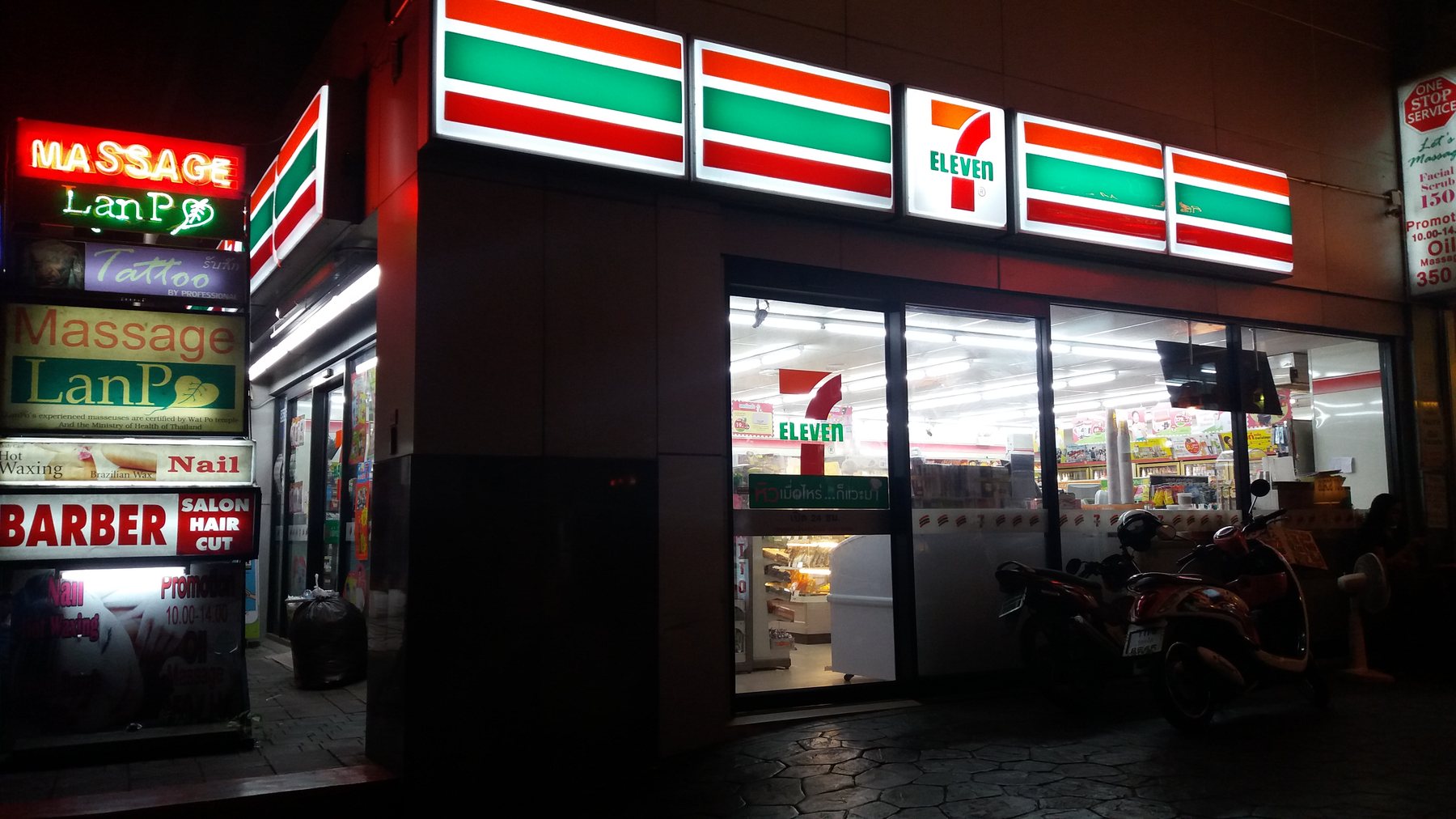 曼谷便利店和超市里的饮料零食