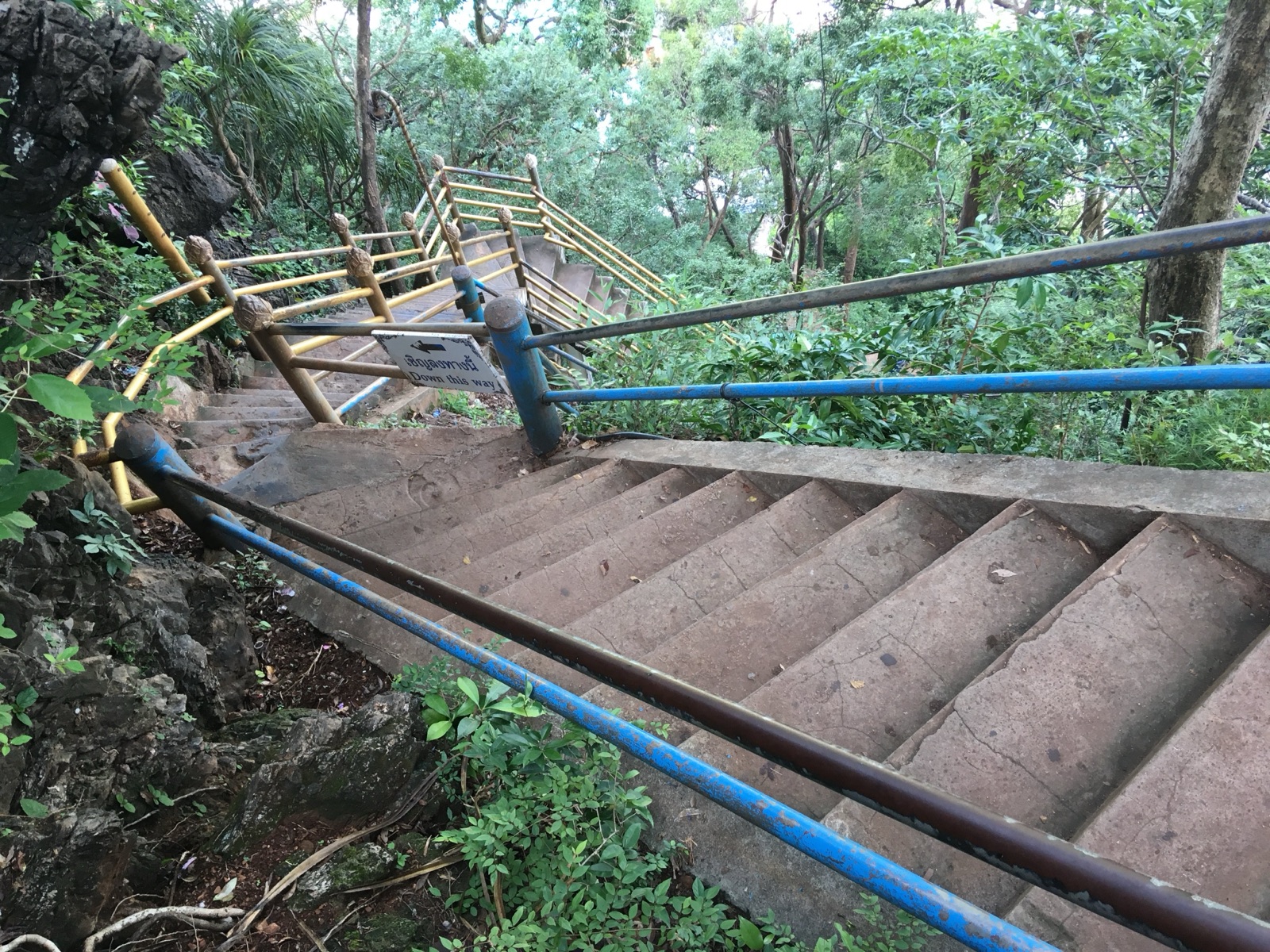 甲米虎窟寺通往山顶的陡峭台阶