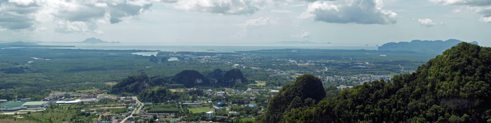 从甲米虎窟寺山顶俯瞰甲米平原和山景