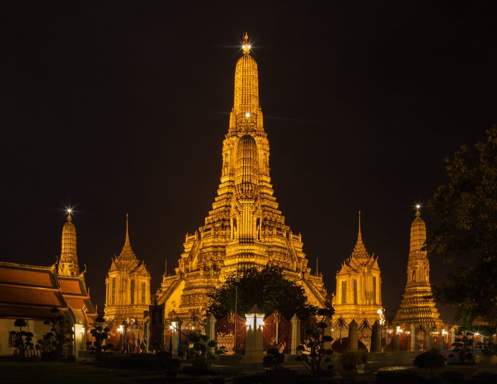 湄南河边视角看曼谷郑王庙 Wat Arun