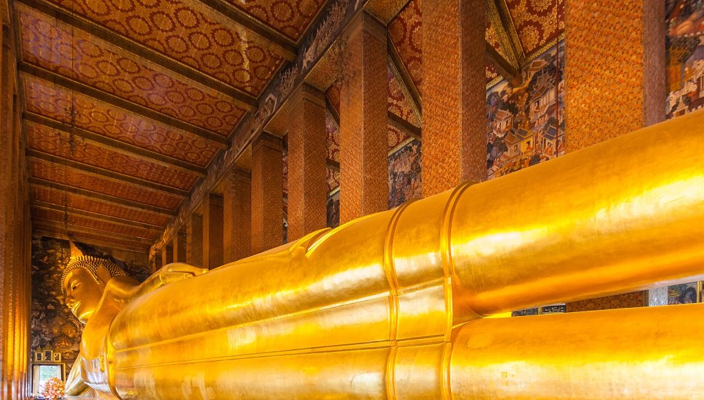 曼谷卧佛寺内金色巨型卧佛