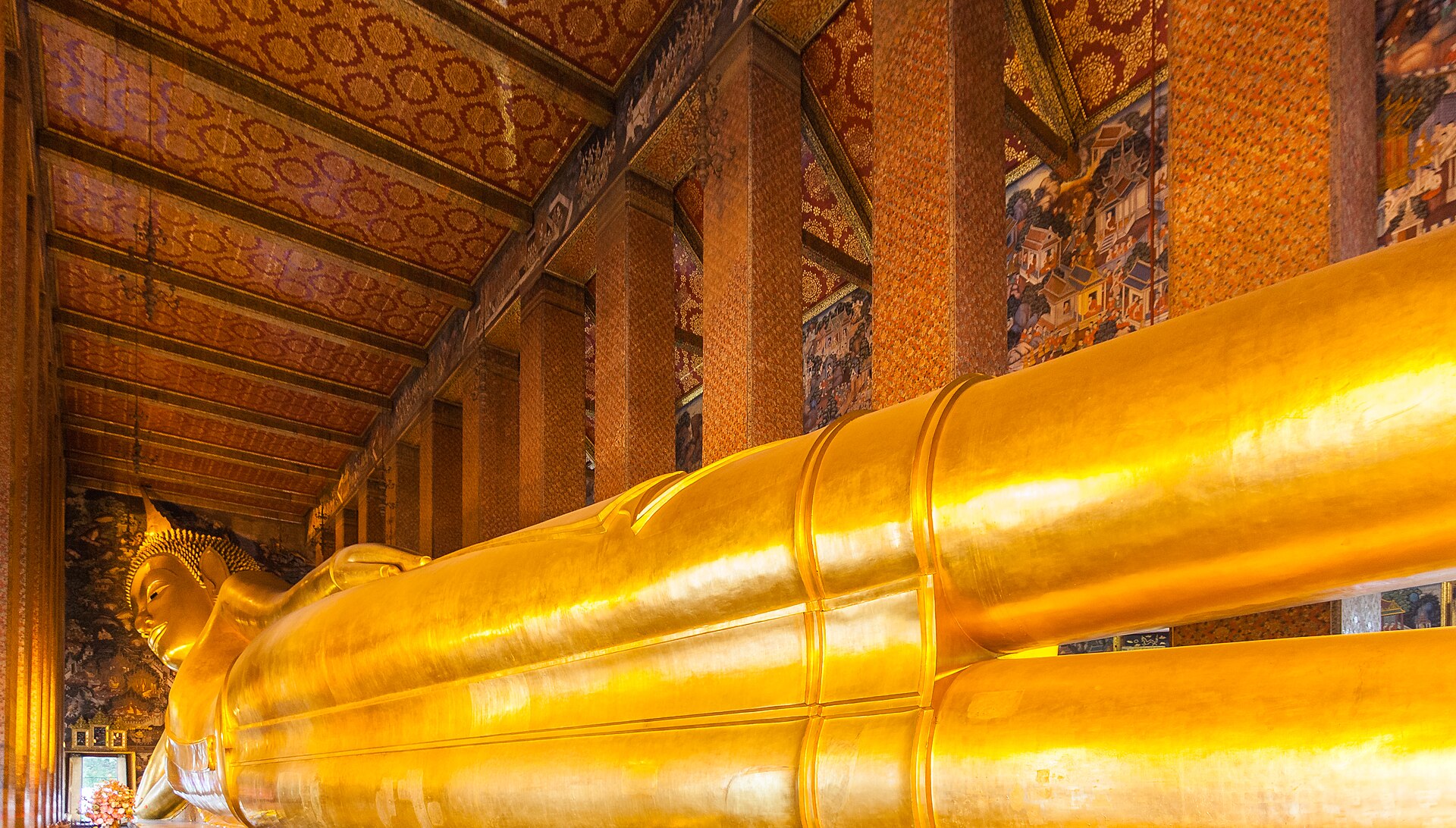 曼谷卧佛寺内金色巨型卧佛