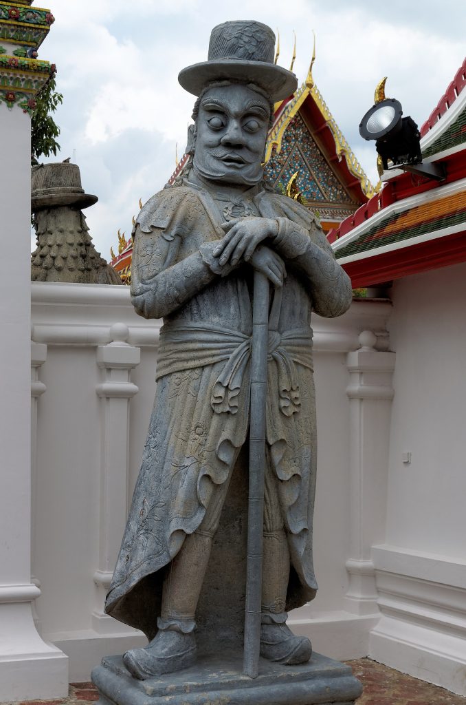 游客在曼谷卧佛寺寺庙区域参观