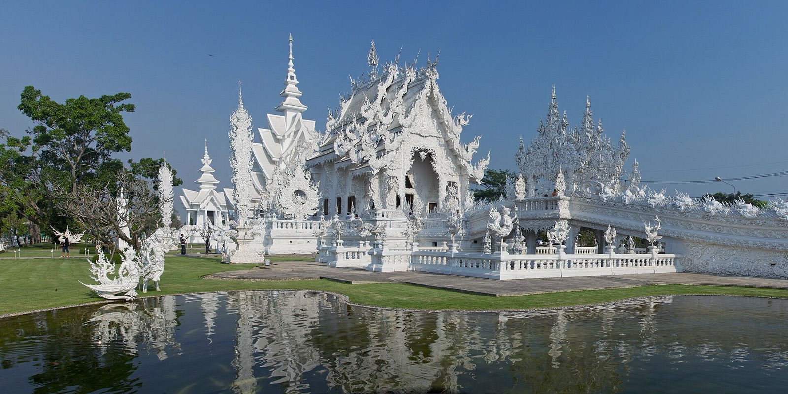 清莱白庙 Wat Rong Khun 白色主殿和参观广场