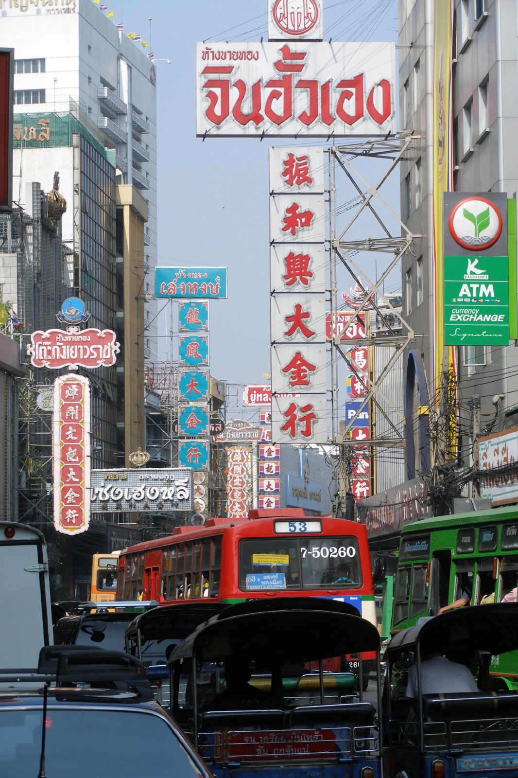 曼谷唐人街耀华力路 Yaowarat Road 街景和招牌