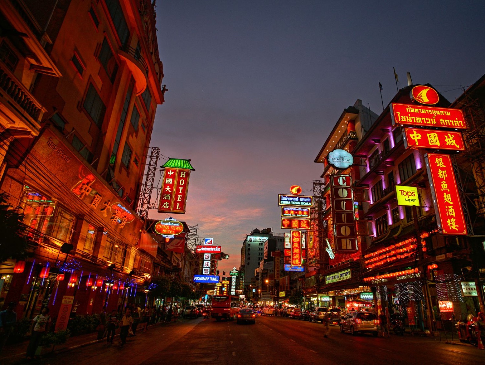 曼谷唐人街 Yaowarat 日落前蓝调时间街景