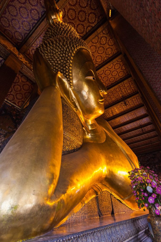 曼谷卧佛寺彩色佛塔与寺院建筑