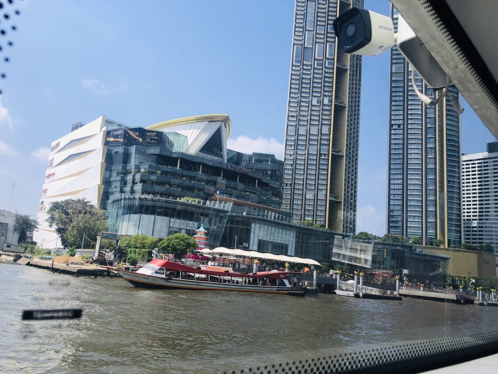 从湄南河船上看曼谷 ICONSIAM 一侧建筑和码头，适合说明雨天去河边咖啡馆的上下船动线