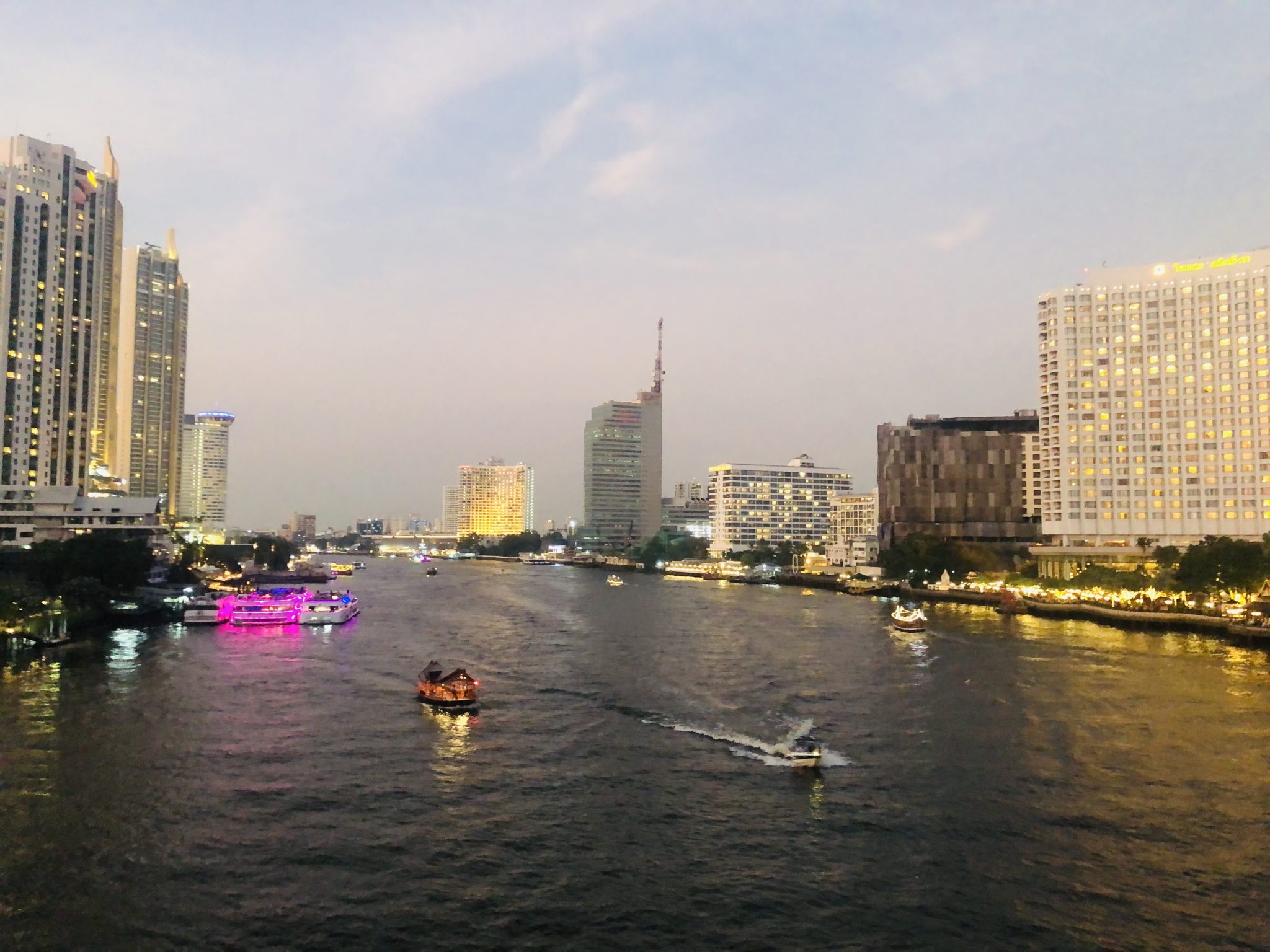 曼谷湄南河白天河景与河岸建筑,适合判断雨天去河边咖啡馆是否顺路