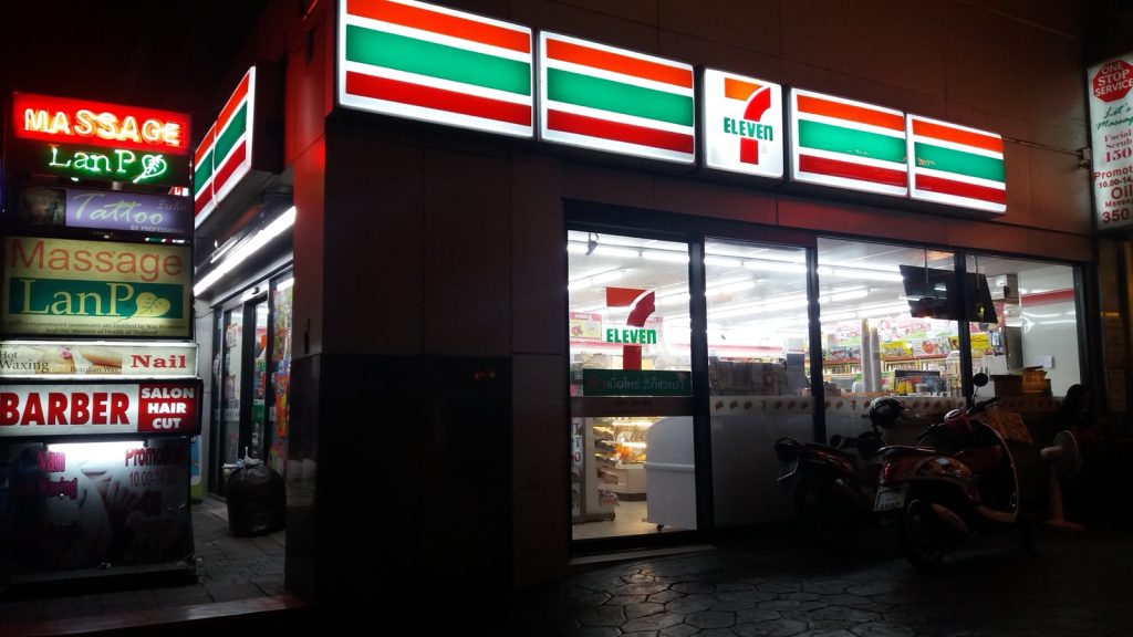 曼谷街边 7-Eleven 便利店门面