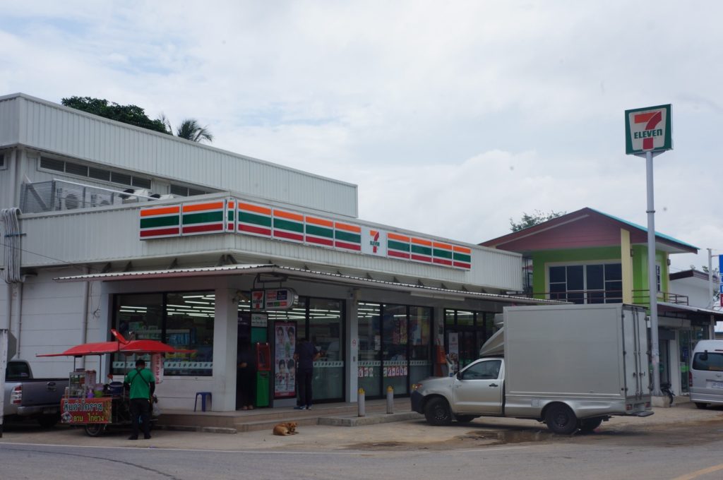 泰国普吉 Mai Khao 巷内 7-Eleven 门店