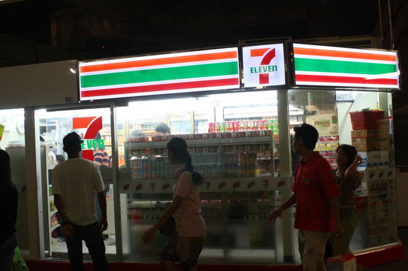 曼谷 7-Eleven 门店,小额饮料零食预算参考