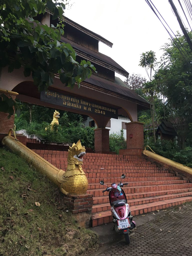 两座白塔把湄宏顺的来路留在山脊上