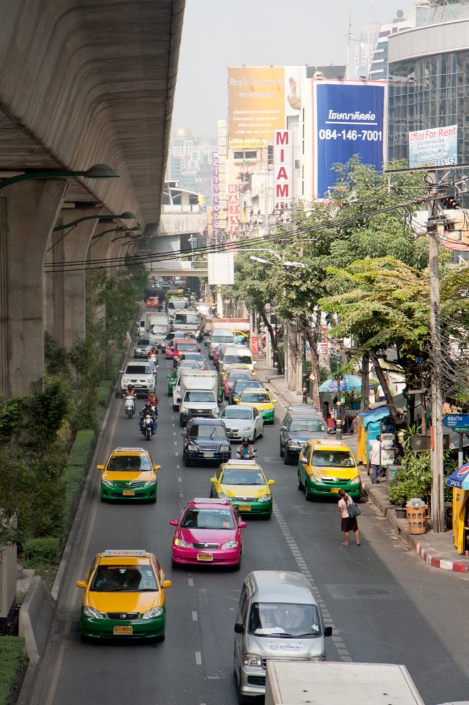 曼谷 Asok 和 Nana 之间的素坤逸路车流