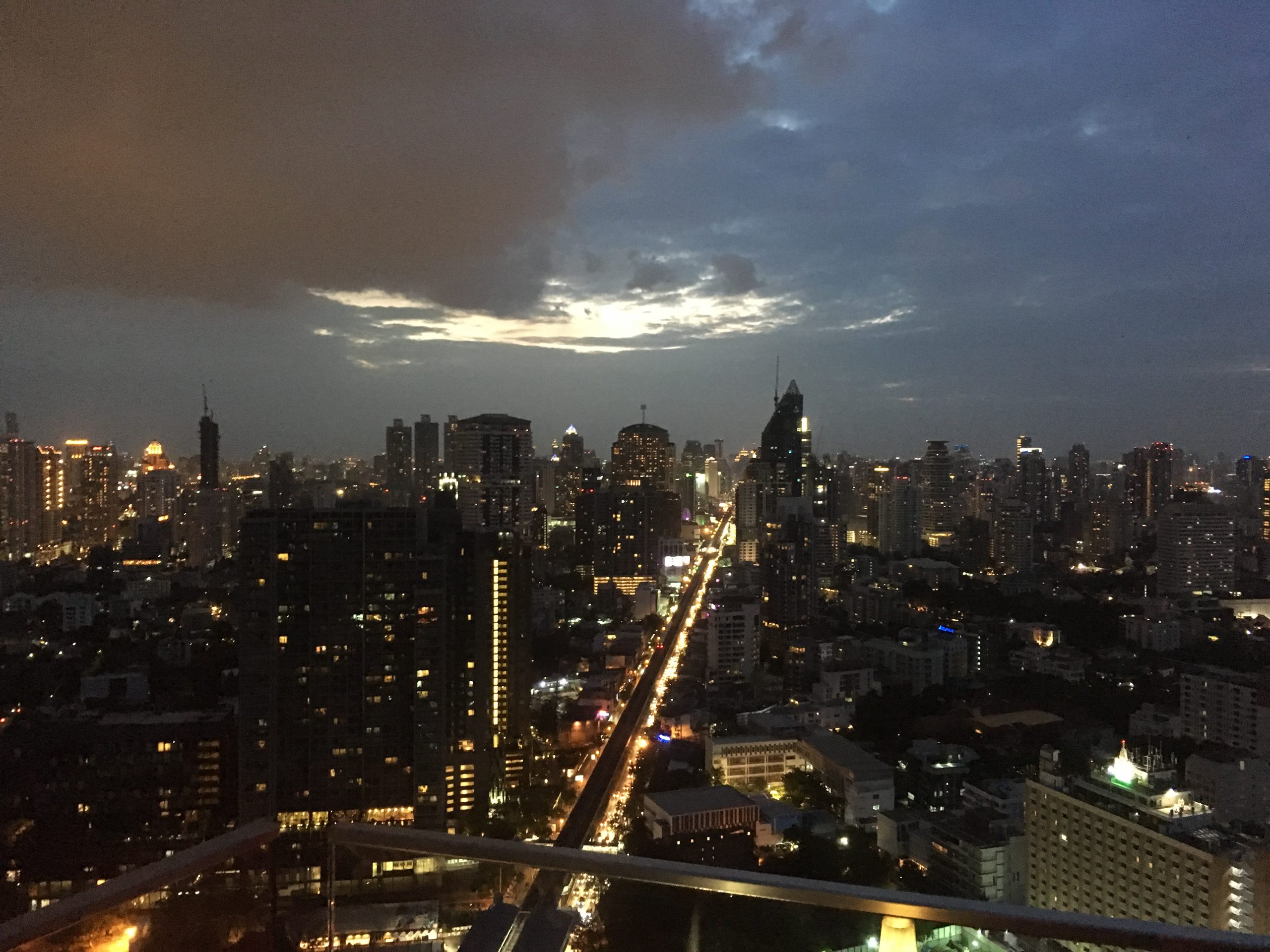 曼谷屋顶酒吧 Octave Rooftop Bar 视角下的城市夜景