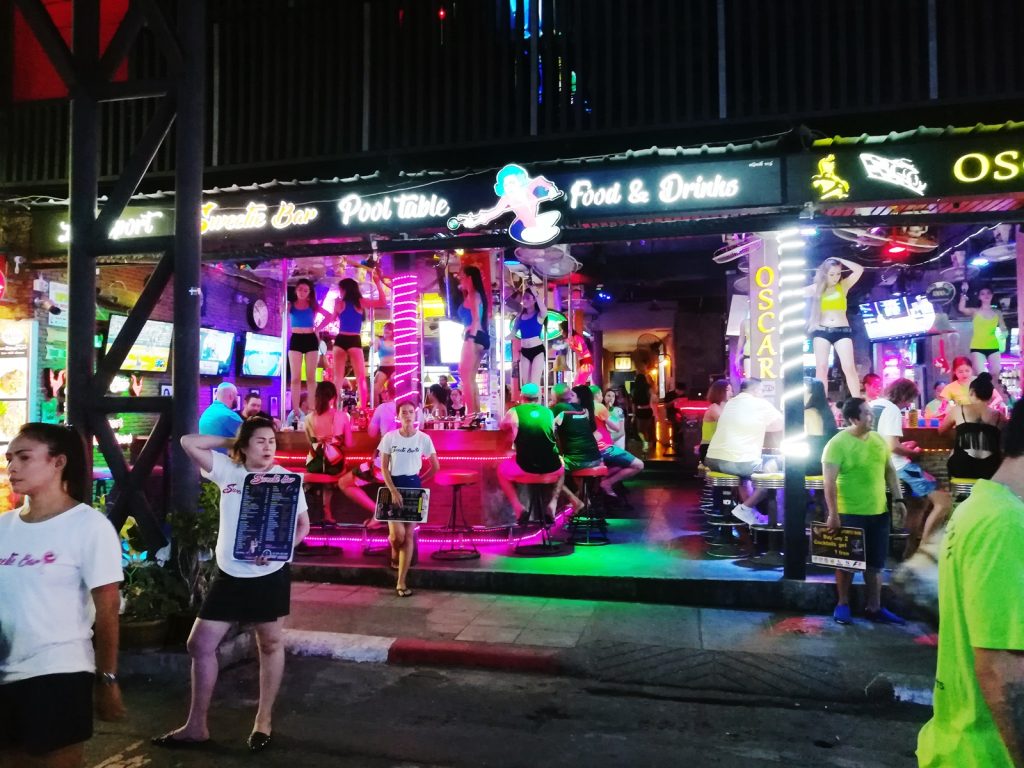 普吉芭东 Bangla Road 夜间酒吧街