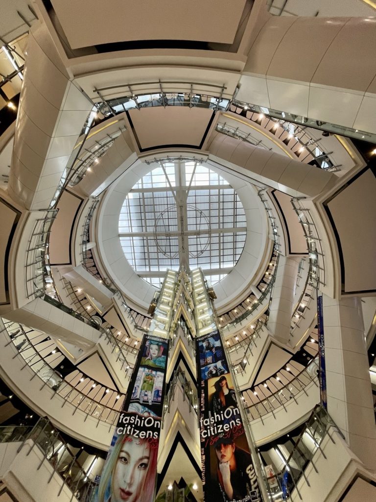 曼谷 CentralWorld 外观，适合亲子晚饭和雨天备用路线