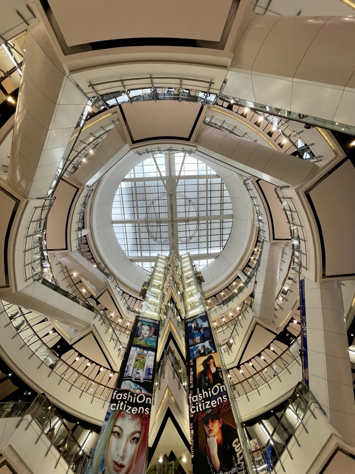 曼谷 CentralWorld 外观,适合亲子晚饭和雨天备用路线