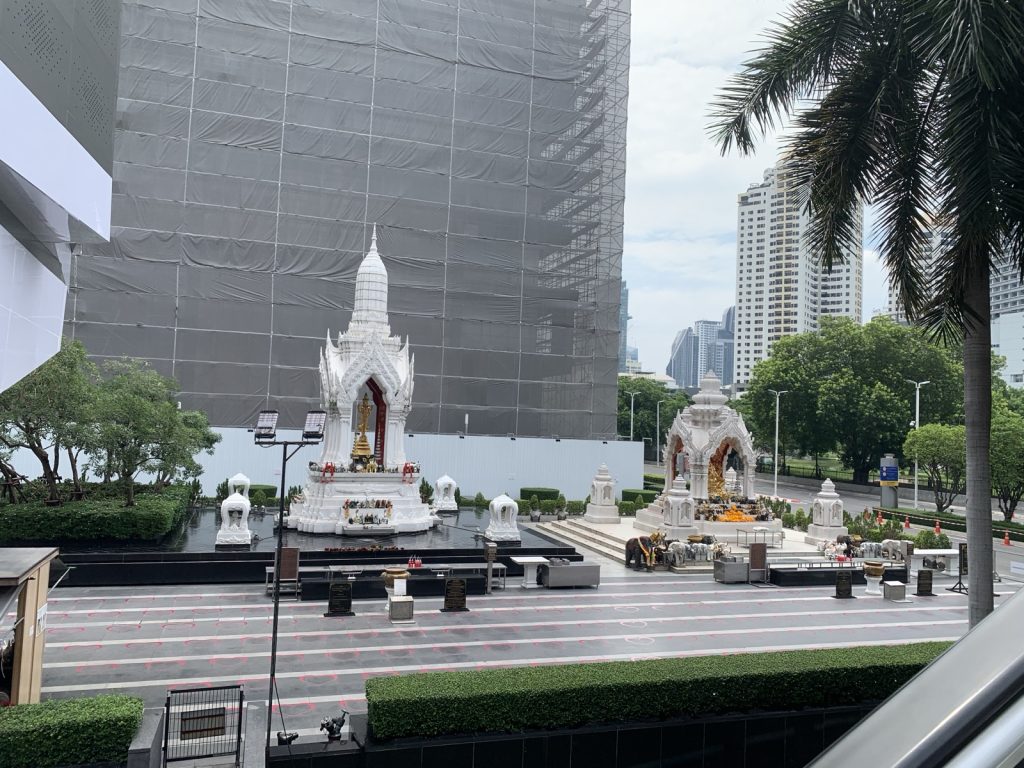 CentralWorld 外侧 Trimurti 与 Ganesha 神龛