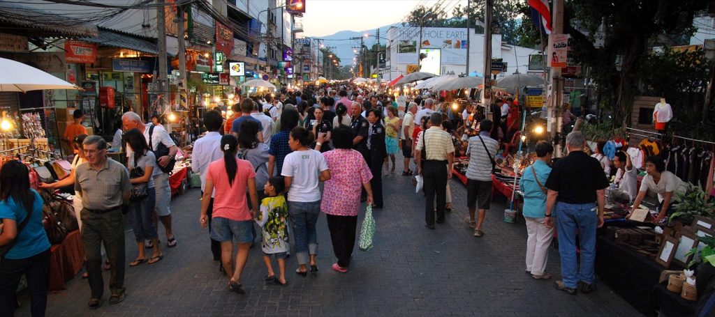 清迈古城周日夜市步行街人流