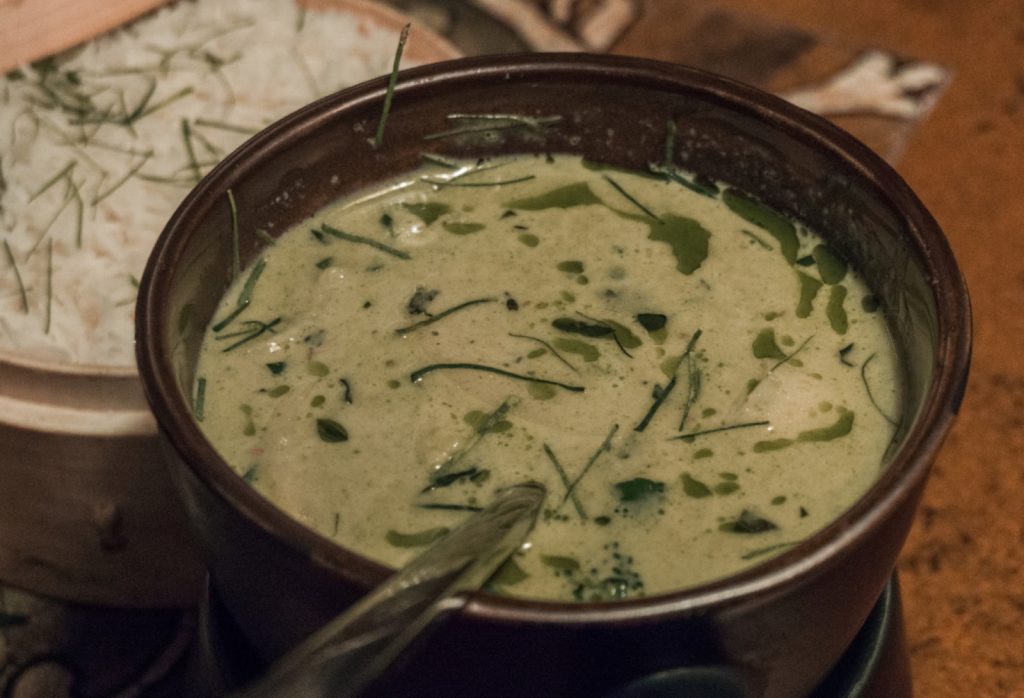 泰式绿咖喱鸡肉和茄子