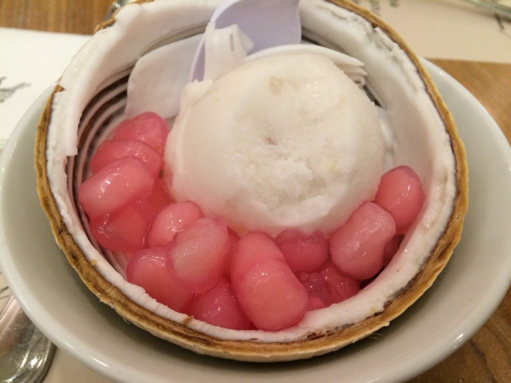 曼谷街头椰子壳装泰国椰子冰淇淋