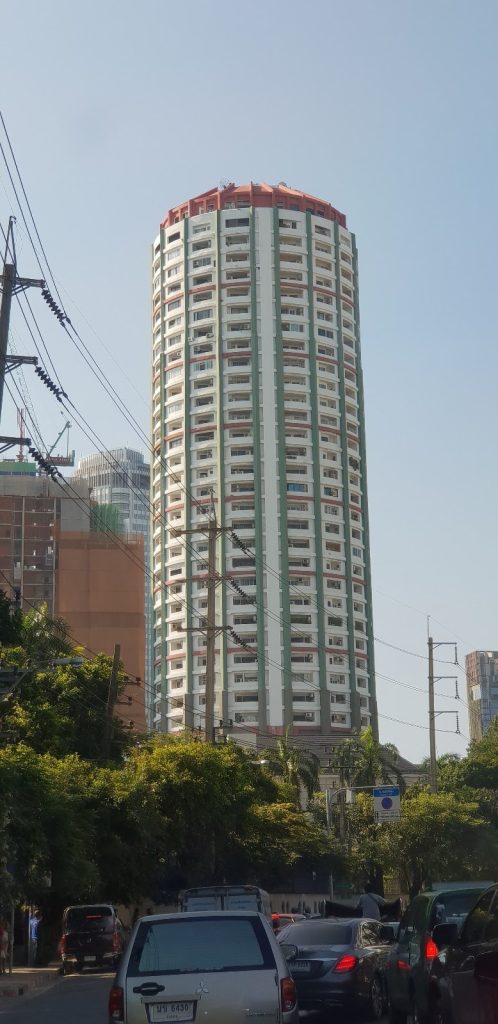 Thonglor 通罗住宅区高楼和街区环境