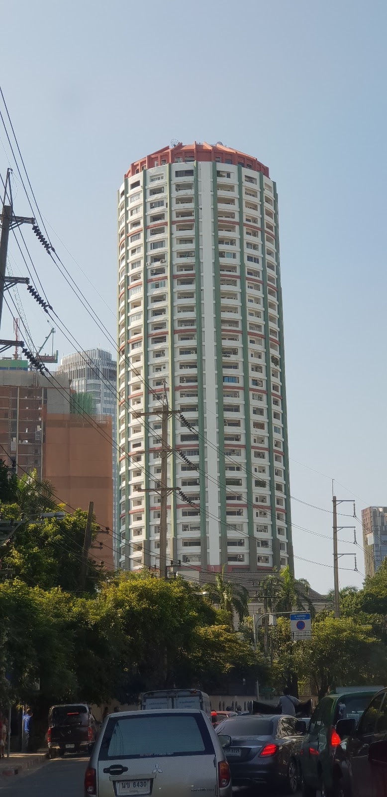 Thonglor 通罗住宅区高楼和街区环境