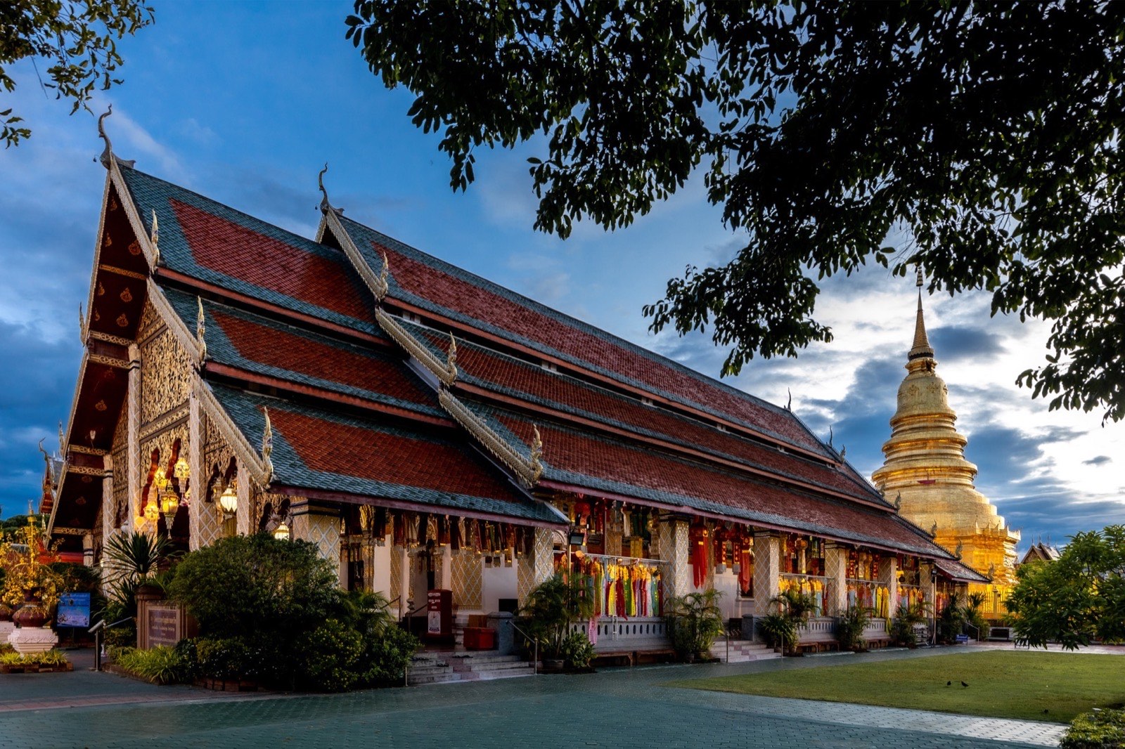南奔哈里奔猜寺金色主塔正面全景
