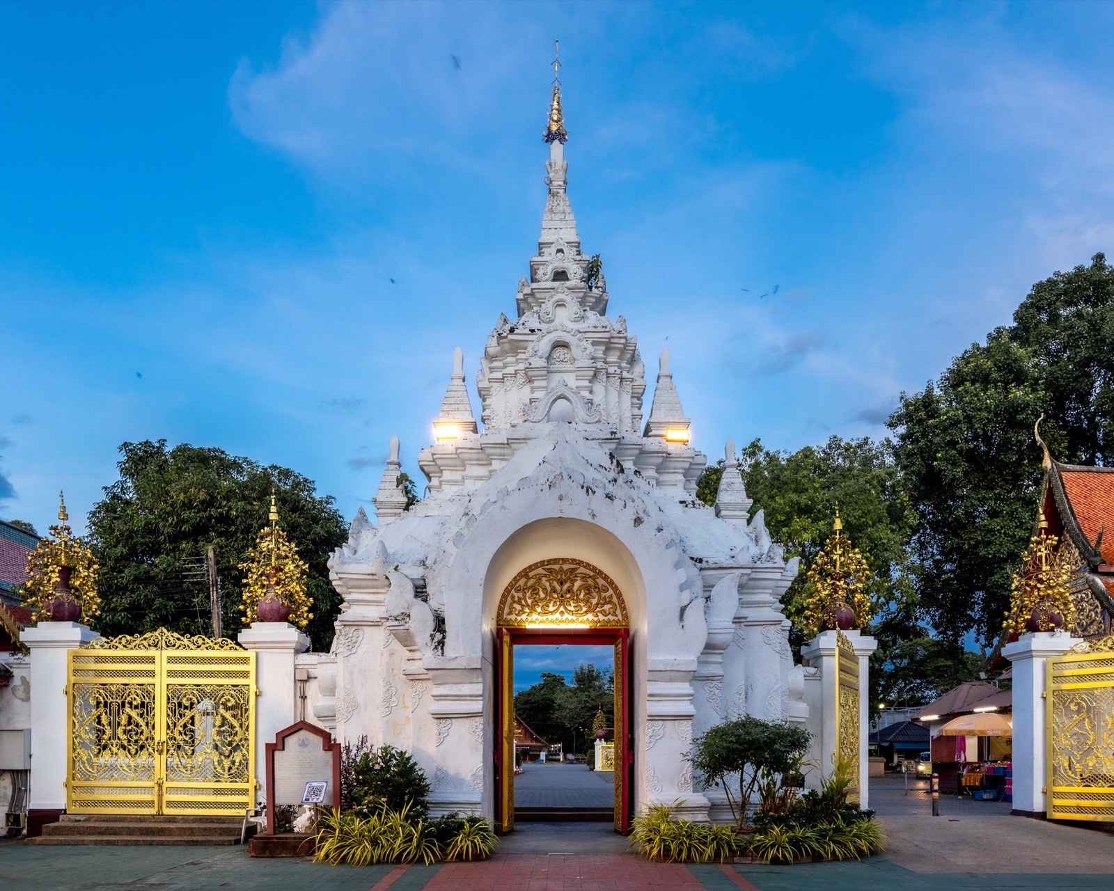 哈里奔猜寺庭院与佛殿建筑群全景