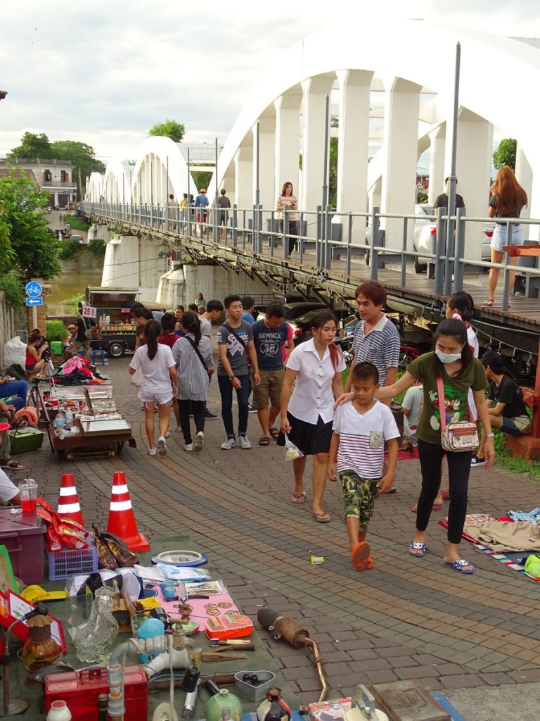 南邦市场桥边摊位与当地购物人群