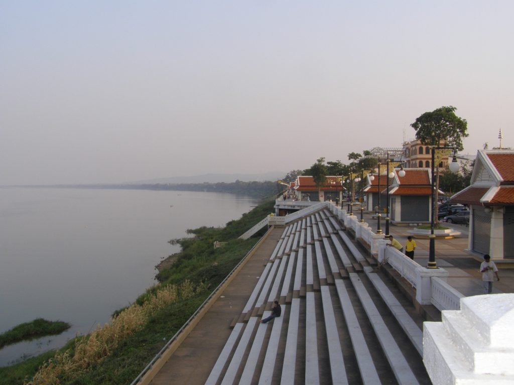 莫达汉湄公河岸傍晚风景
