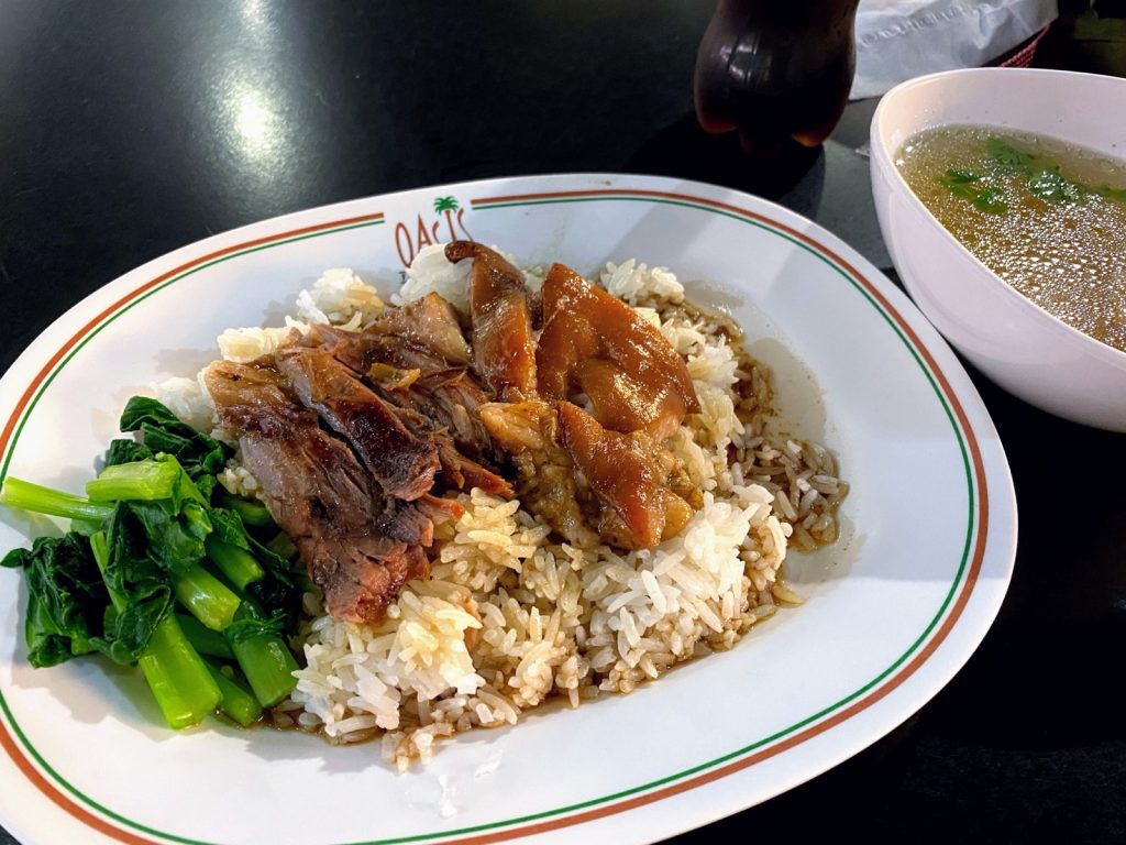 泰国猪脚饭肉块和卤汁近景