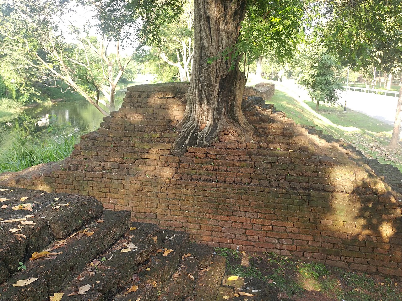 甘烹碧古城墙遗址,紧邻护城河,适合说明古城区动线