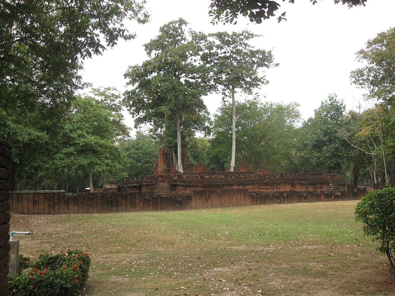 甘烹碧四面佛寺红土岩佛龛遗址,适合说明当地建筑材料特色