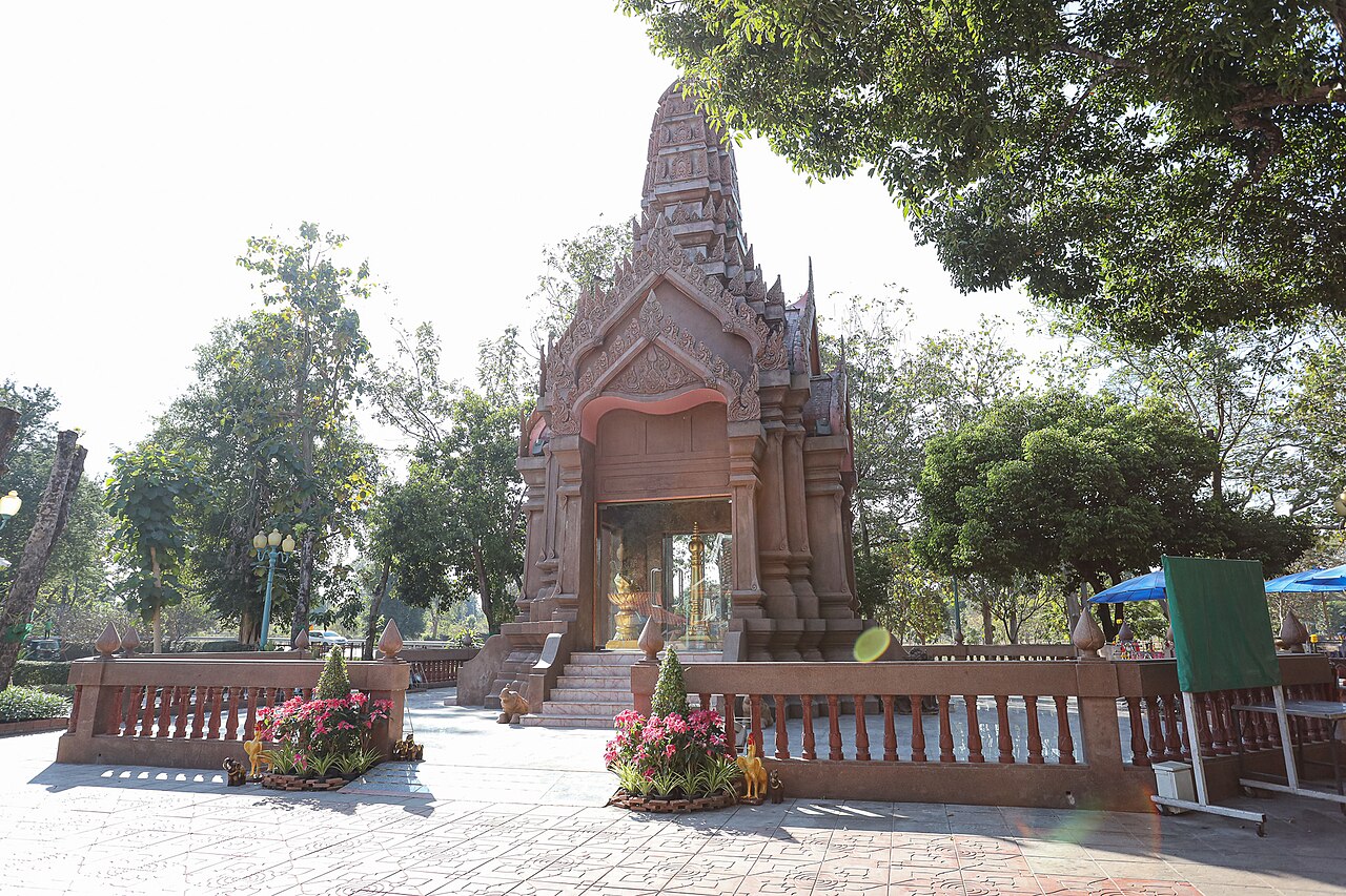 甘烹碧市中心的城市柱神龛,现代修建,和古城遗迹形成对比