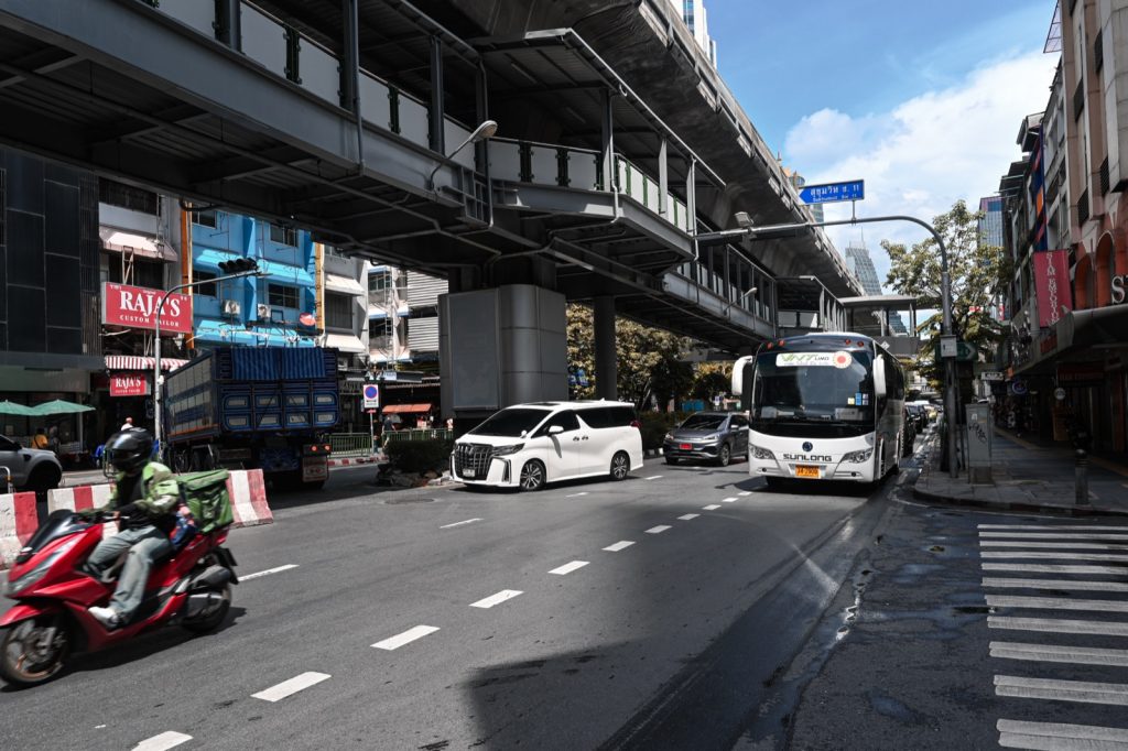曼谷 Nana BTS 站与素坤逸路街景