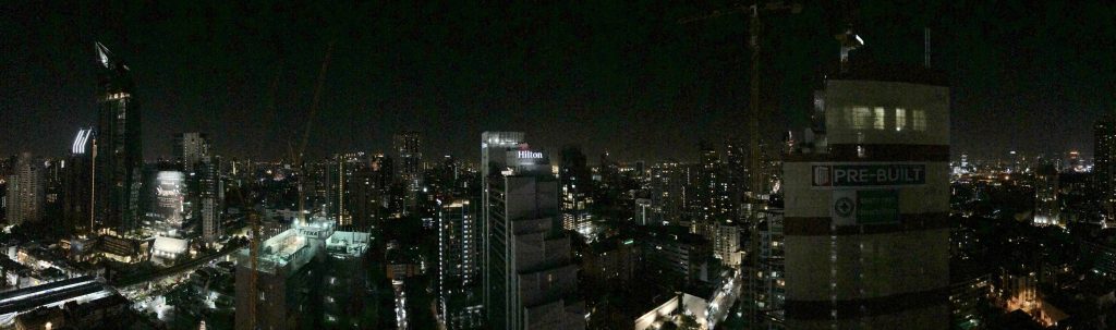 Sukhumvit 路夜景和高架轨道