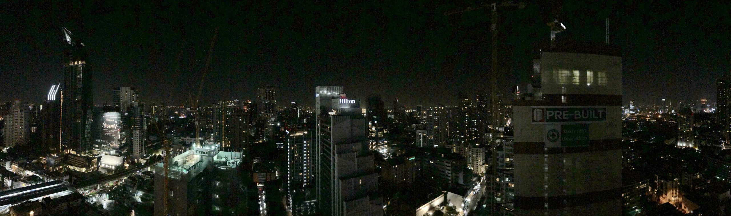 Sukhumvit 路夜景和高架轨道