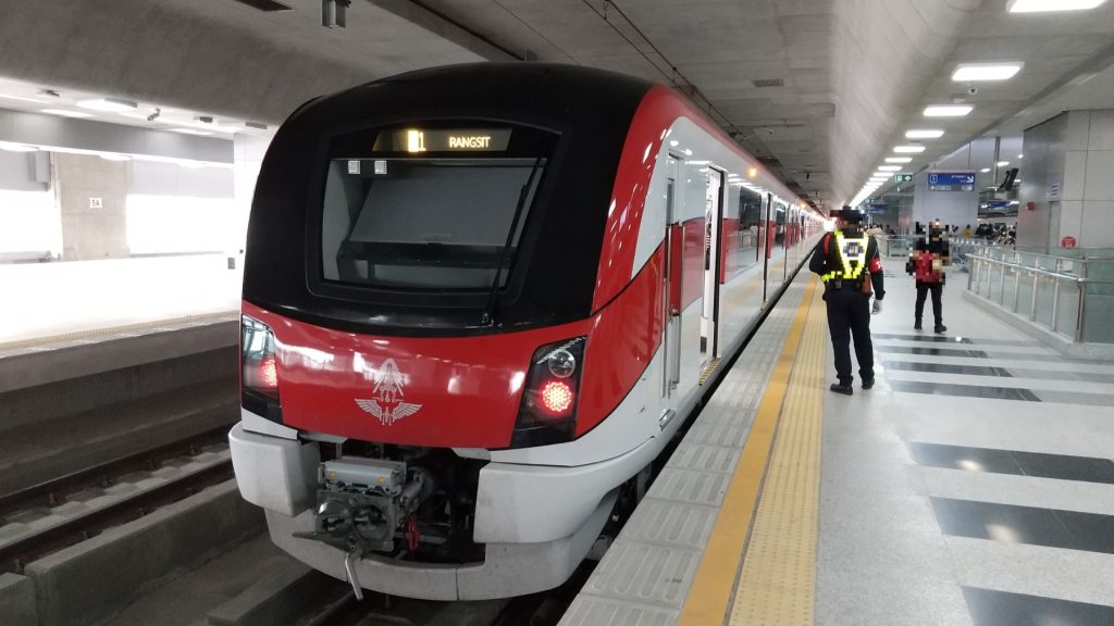 Krung Thep Aphiwat 站台上的曼谷深红线列车车头显示 Rangsit 方向