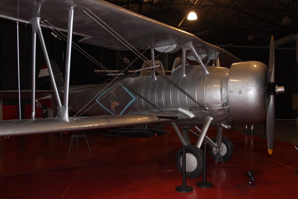 泰国皇家空军博物馆内银灰色 Vought V-93S Corsair 双翼机
