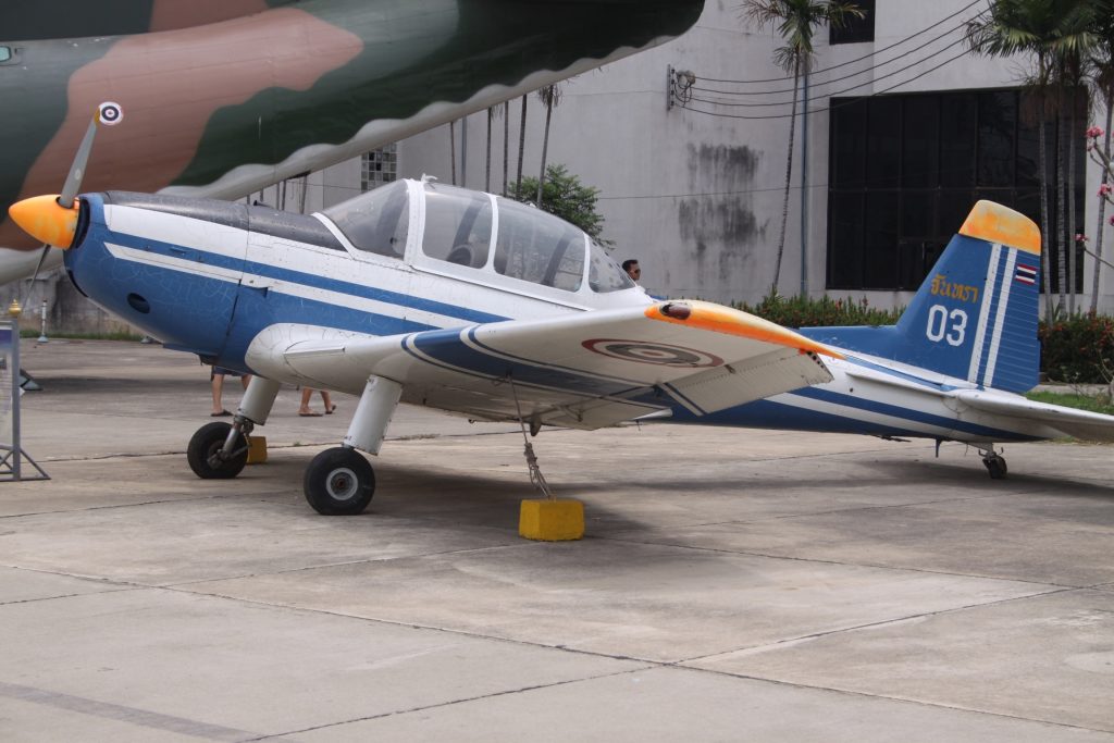 泰国皇家空军 RTAF-4 Chantra 蓝白双座螺旋桨飞机