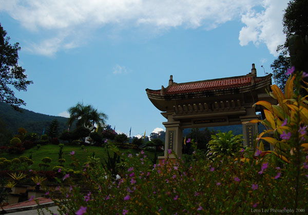 勿洞中式寺庙园林内的牌楼、花木与山坡