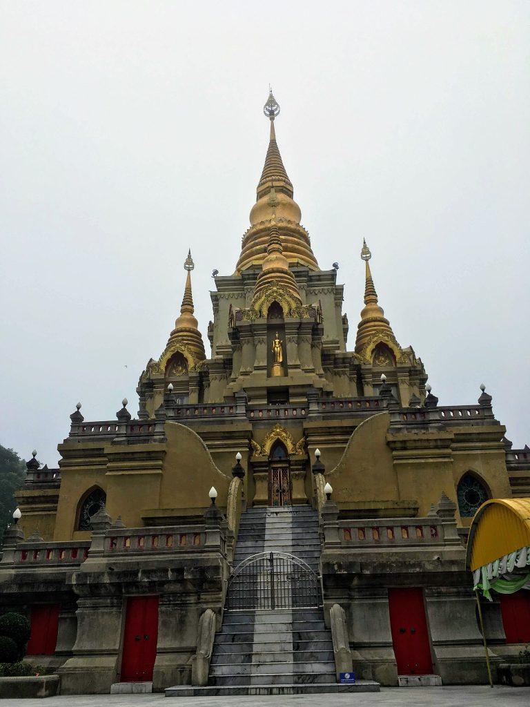 勿洞佛陀提瓦寺层叠金色佛塔与正面台阶
