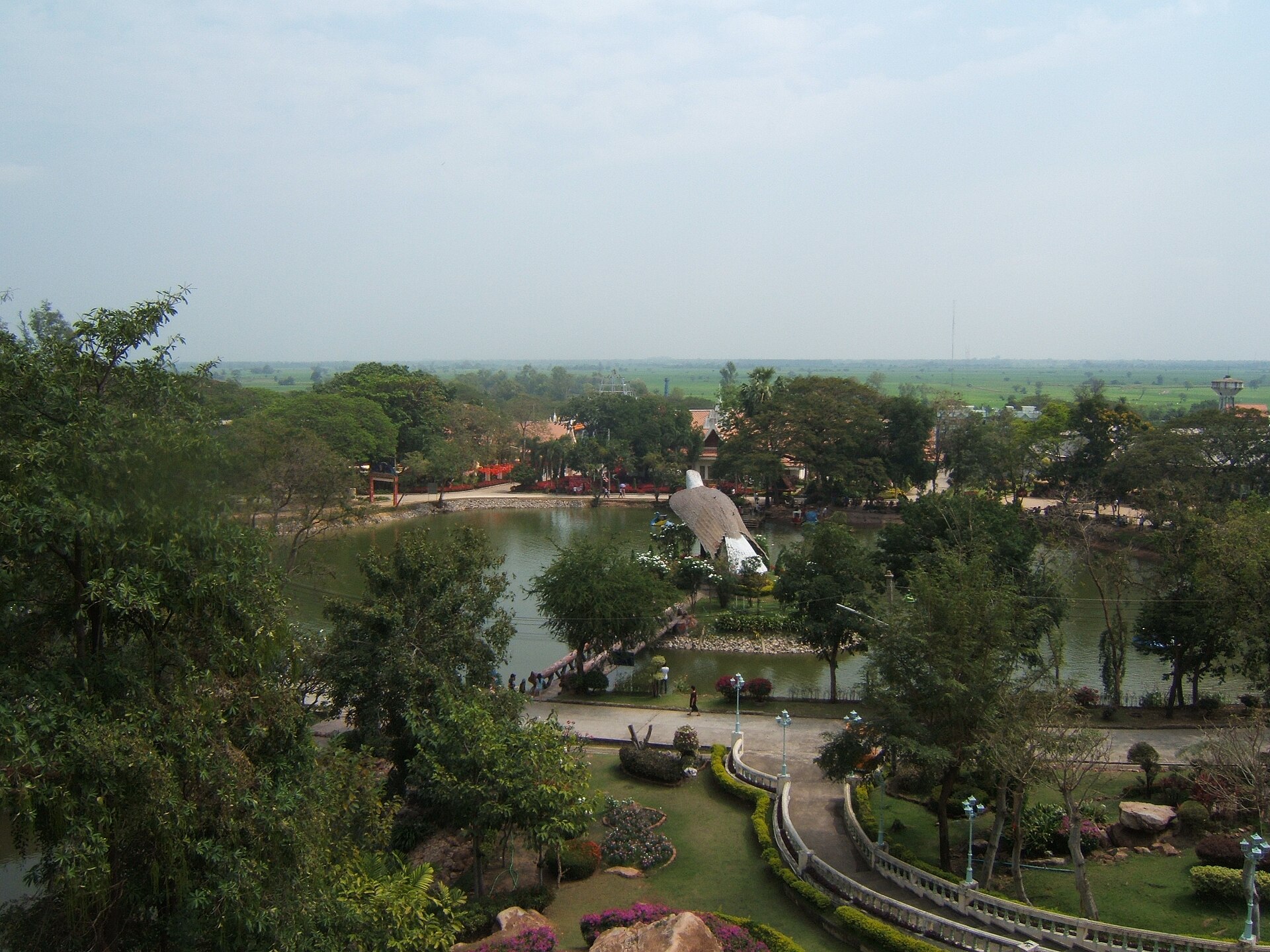 2011年猜纳鸟园全景，水池、鹰形雕塑、白色弯曲栏杆及园林，远处是平原